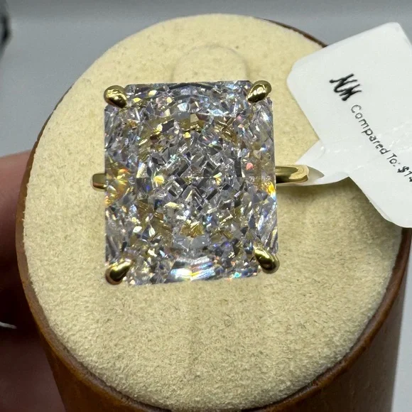 18k 7ct Radiant Cut Ring - Picture 6 of 10